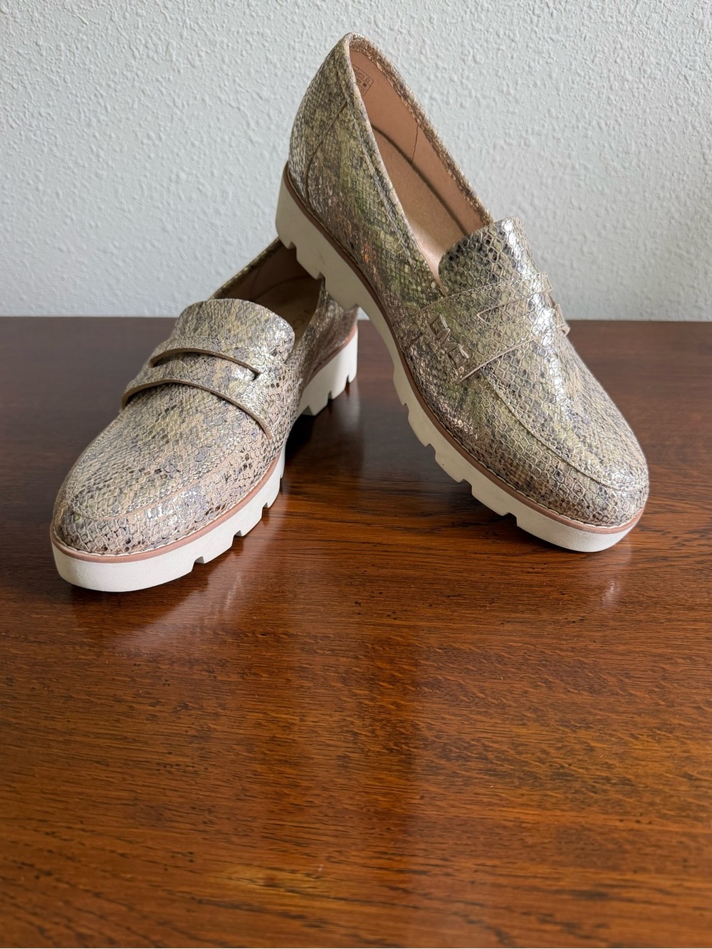 Vionic Cheryl II Women’s Metallic Snakeskin Loafers with Lug Soles Size 8
